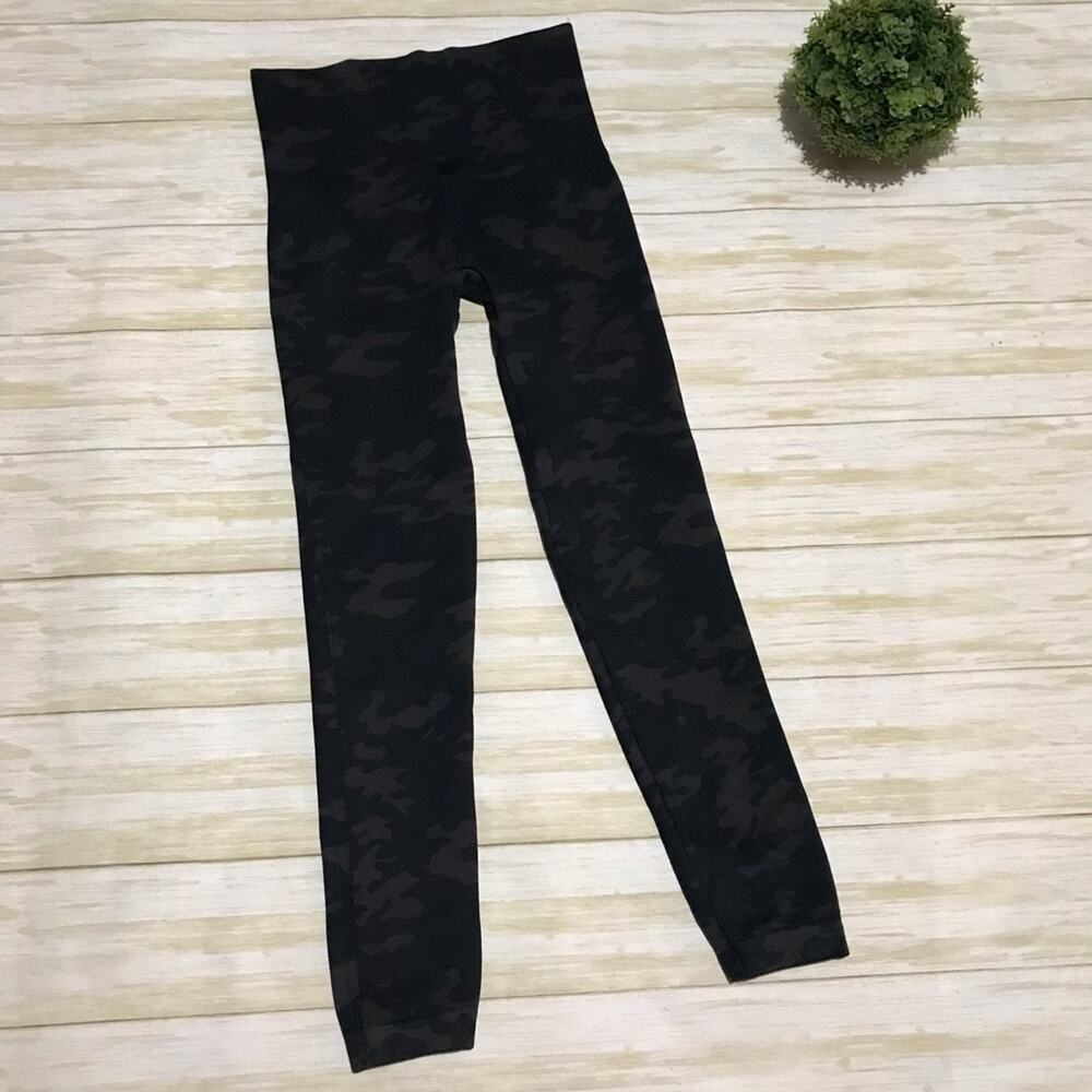 Spanx Cropped Capri Leggings Camo Camouflage Print Women’s Size Small